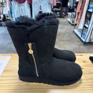 Like New! UGG Women's Bailey Zip Short Fashion Boot Size 9